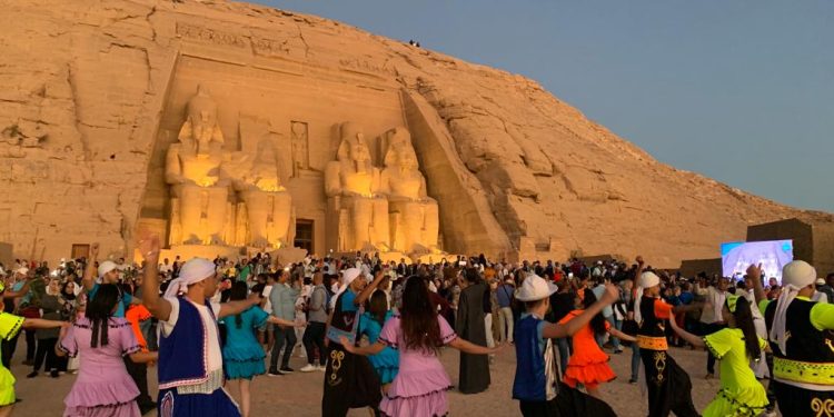 4 آلاف سائح مصري وأجنبي يشهدون ظاهرة تعامد الشمس بأبوسمبل