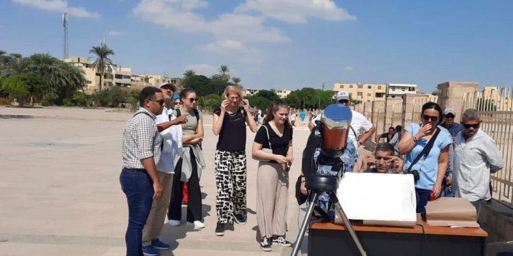 زائري معابد الكرنك يشهدون ظاهرة الكسوف الجزئي للشمس