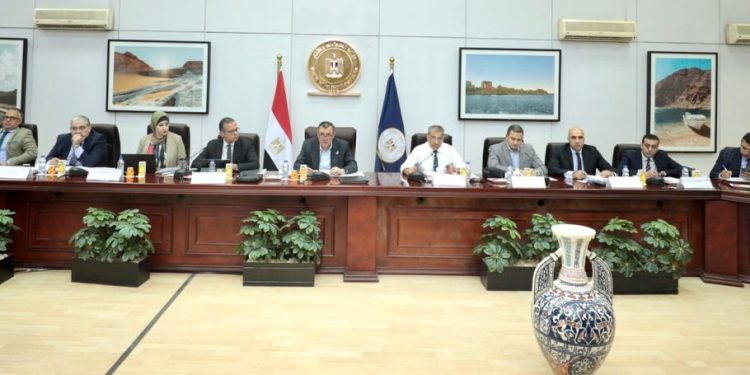 وزير السياحة يترأس الاجتماع الثاني للجنة الدائمة لتراخيص المنشآت الفندقية والسياحية