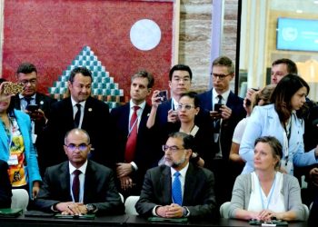 نائب وزير الإسكان لشئون البنية الأساسية يستعرض الجهود المبذولة بمشروعات مياه الشرب والصرف الصحي التي تتأثر بالتغيرات المناخية