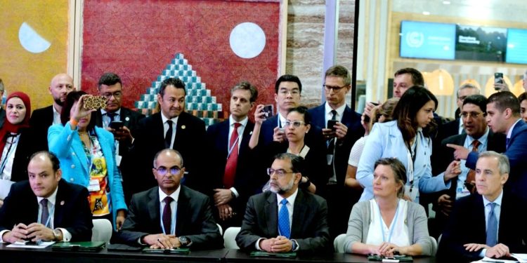 نائب وزير الإسكان لشئون البنية الأساسية يستعرض الجهود المبذولة بمشروعات مياه الشرب والصرف الصحي التي تتأثر بالتغيرات المناخية