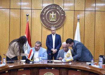 "القوى العاملة" تشهد على"اتفاقية جماعية" تَوافّقَ عليها ممثلى"الإدارة" و"الشركة القابضة"و"العمال"تَحفَظ حقوق 1200عامل بـ"النيل العامة للإنشاء والرصف"