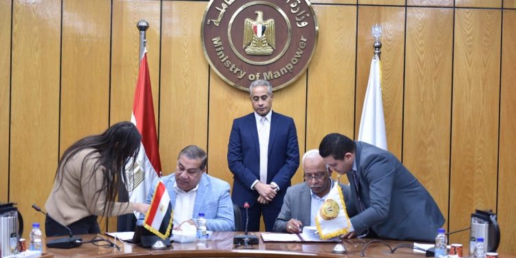 "القوى العاملة" تشهد على"اتفاقية جماعية" تَوافّقَ عليها ممثلى"الإدارة" و"الشركة القابضة"و"العمال"تَحفَظ حقوق 1200عامل بـ"النيل العامة للإنشاء والرصف"