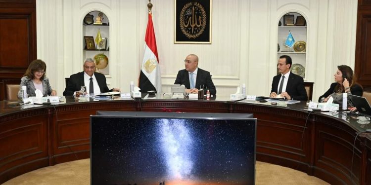 وزير الإسكان يستعرض المسودة النهائية لمشروع إعداد السياسة الحضرية الوطنية