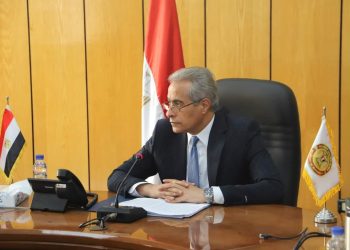 وزير القوى العاملة يلتقي العاملين بصندوق إعانات الطوارئ ويوجه بتحسين أوضاعهم