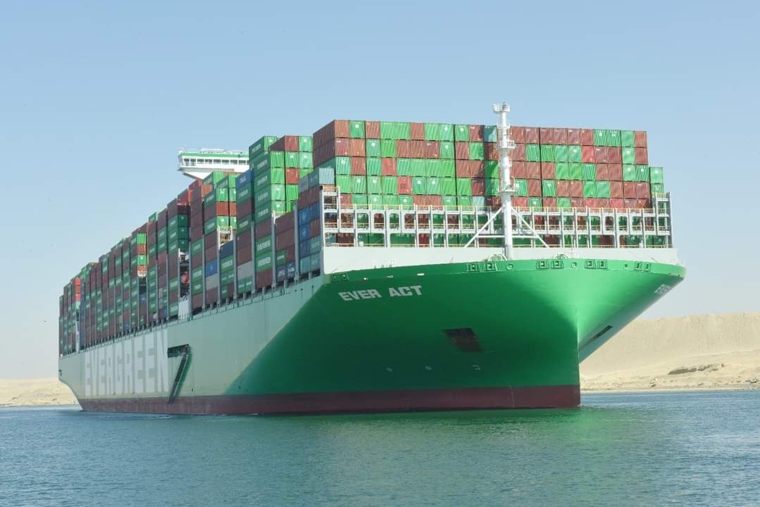 قناة السويس تشهد عبور 94 سفينة  بإجمالي حمولات صافية 5 مليون طن