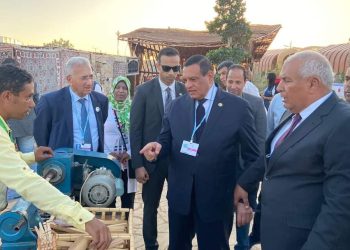 وزير التنمية المحلية يتفقد جناح الوادي الجديد بالمنطقة الخضراء بشرم الشيخ
