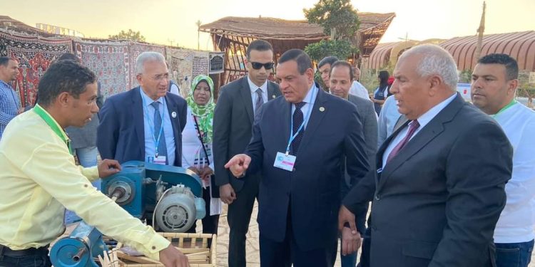 وزير التنمية المحلية يتفقد جناح الوادي الجديد بالمنطقة الخضراء بشرم الشيخ