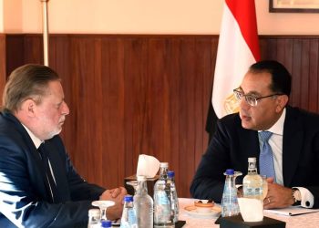 رئيس الوزراء يلتقي محافظ البنك المركزي على هامش فعاليات قمة COP27