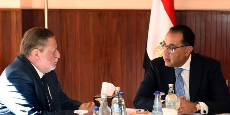 رئيس الوزراء يلتقي محافظ البنك المركزي على هامش فعاليات قمة COP27