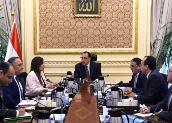 رئيس الوزراء يجتمع مع مدير المركز الوطني لتخطيط استخدامات أراضي الدولة