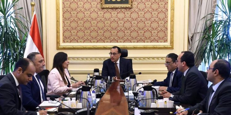 رئيس الوزراء يجتمع مع مدير المركز الوطني لتخطيط استخدامات أراضي الدولة