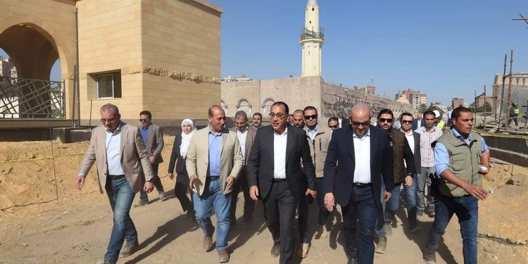 رئيس الوزراء يتفقد أعمال تطوير ساحة جامع عمرو بن العاص ومناطق القصبة والحفائر