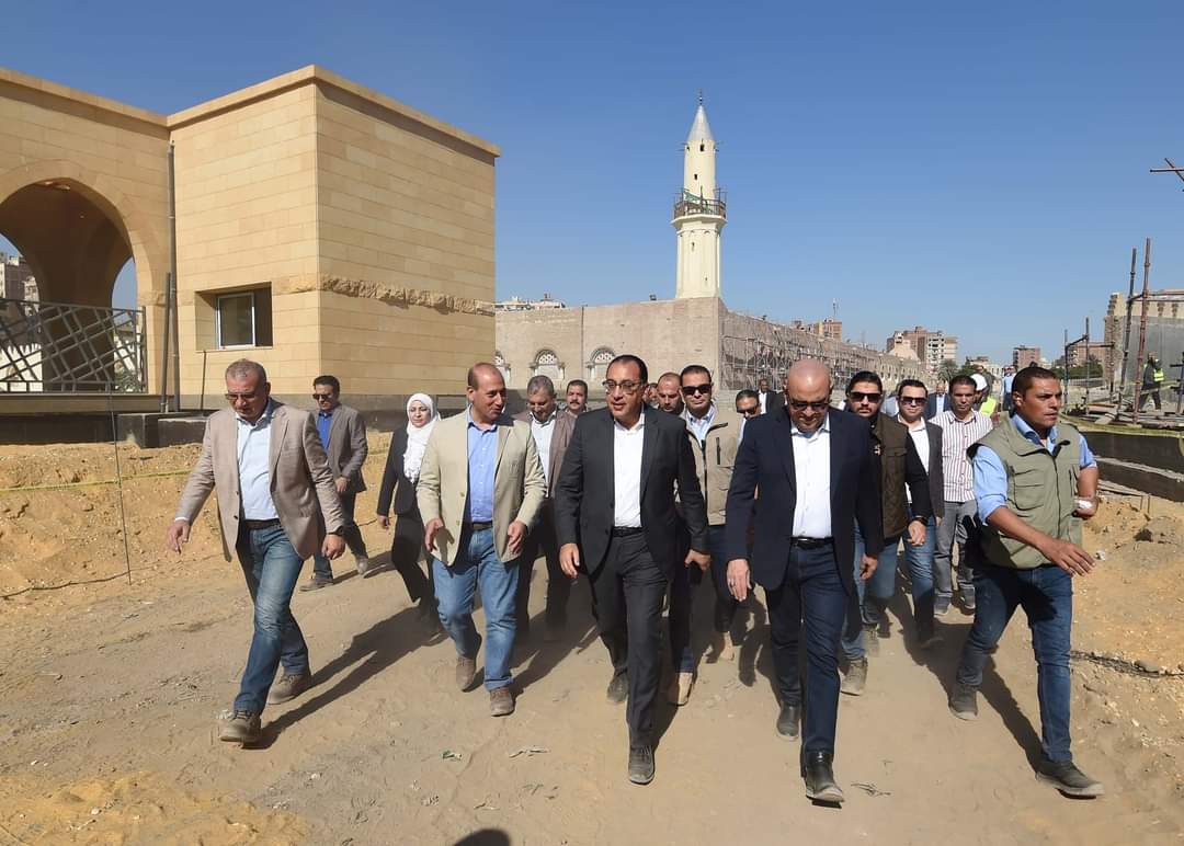 رئيس الوزراء يتفقد أعمال تطوير ساحة جامع عمرو بن العاص ومناطق القصبة والحفائر 