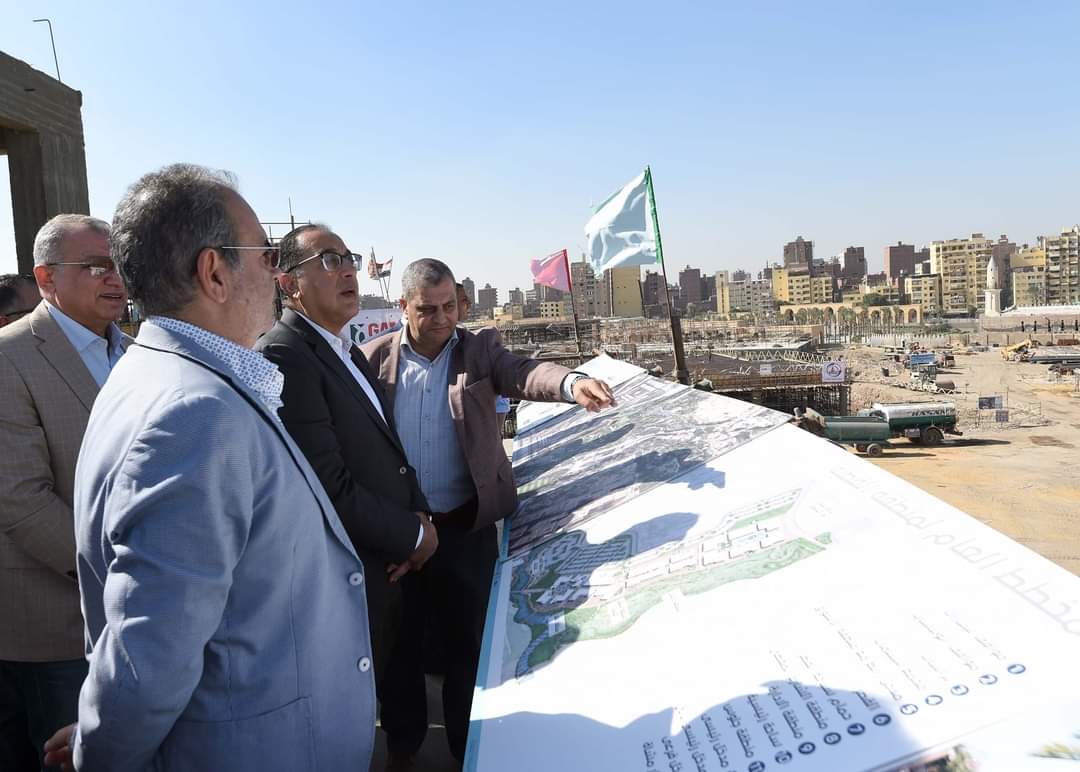رئيس الوزراء يتفقد أعمال تطوير ساحة جامع عمرو بن العاص ومناطق القصبة والحفائر 