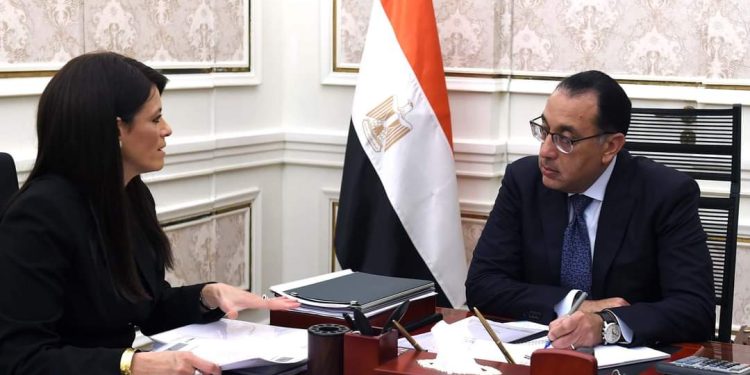 رئيس الوزراء يبحث مع وزيرة التعاون الدولي نتائج لقاءاتها خلال قمة المناخ