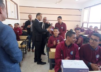 تسليم 65 «تابلت» إلكترونيًا لطلاب مدرسة «مياه الشرب والصرف الصحي» بأسيوط