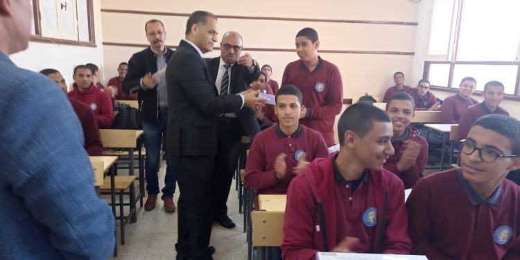 تسليم 65 «تابلت» إلكترونيًا لطلاب مدرسة «مياه الشرب والصرف الصحي» بأسيوط