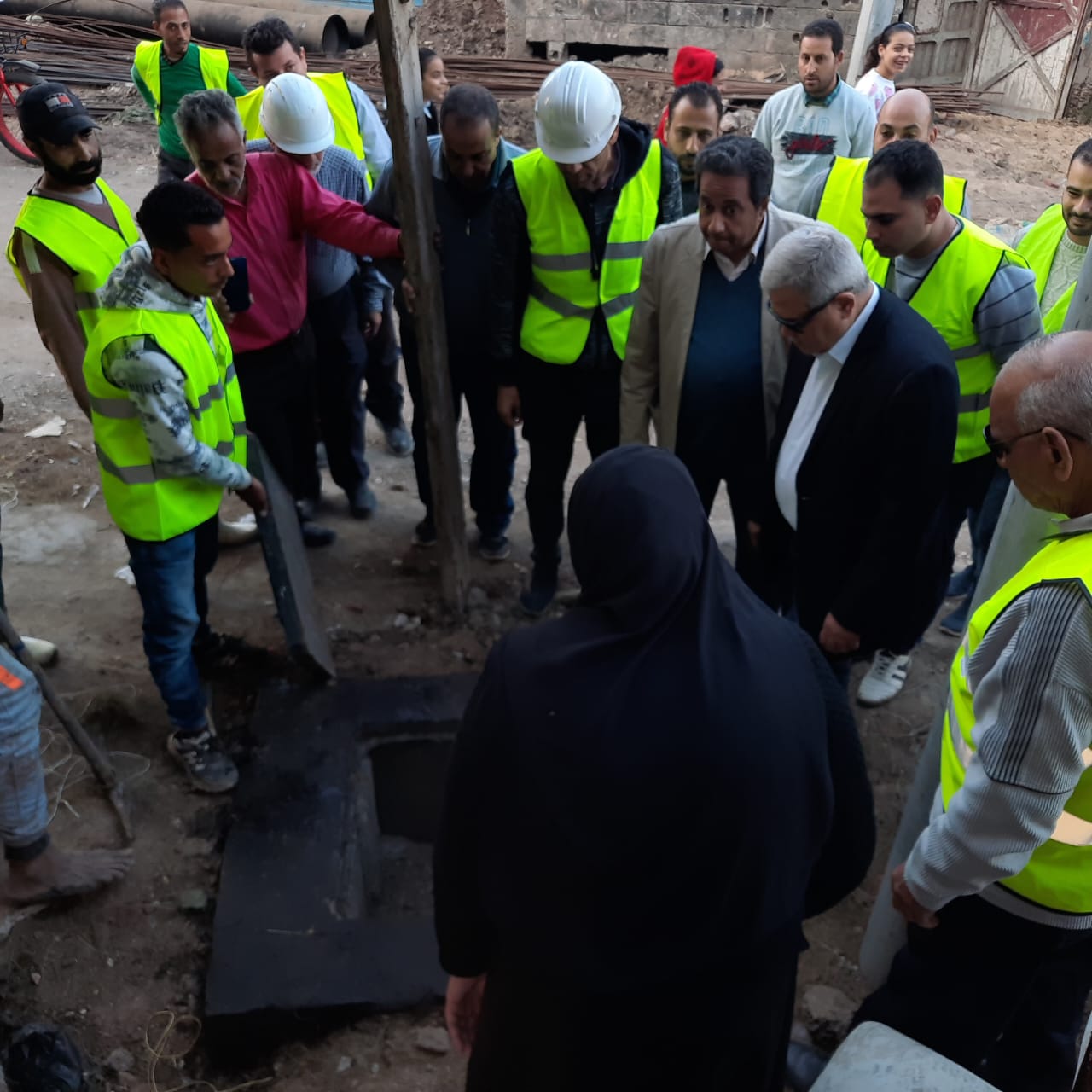 رئيس القابضة للمياه يتفقد مشروعات حياة كريمة بمركز كفر سعد بدمياط