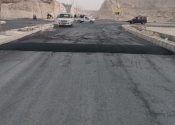 رئيس جهاز ” 15 مايو ” يتابع أعمال تنفيذ الطرق والمحاور بالمدينة