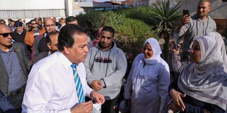 وزير الصحة يؤكد عدم التهاون في الحفاظ على حقوق فريق التمريض بمستشفى قويسنا