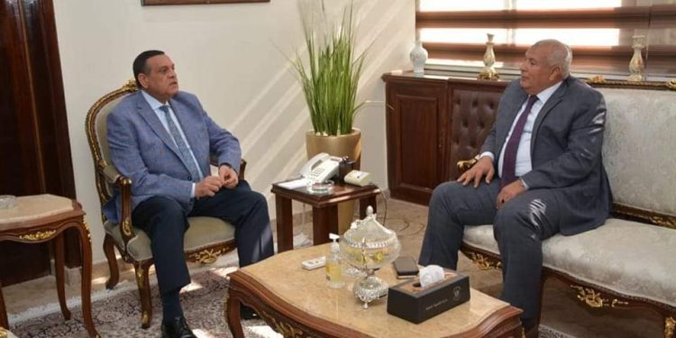وزير التنمية المحلية مع محافظ الوادى الجديد