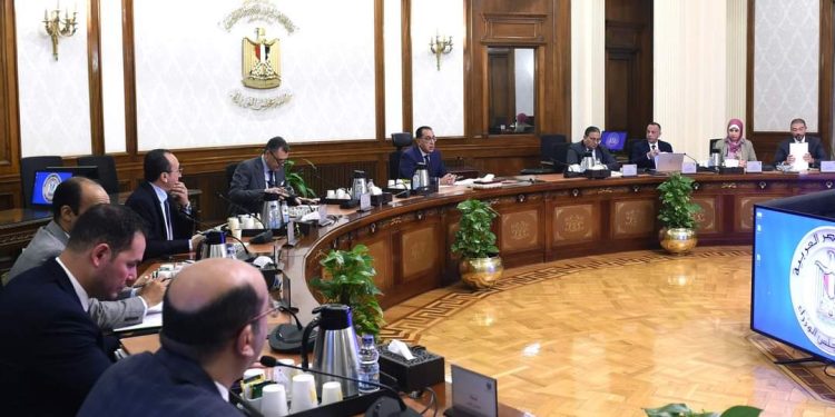 رئيس الوزراء يتابع مشروعات وزارة السياحة