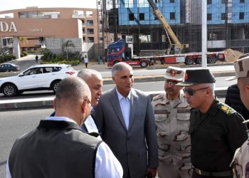 مسئولو الإسكان يتفقدون أعمال تطوير المحاور والطرق الرئيسية بمدينة القاهرة الجديدة