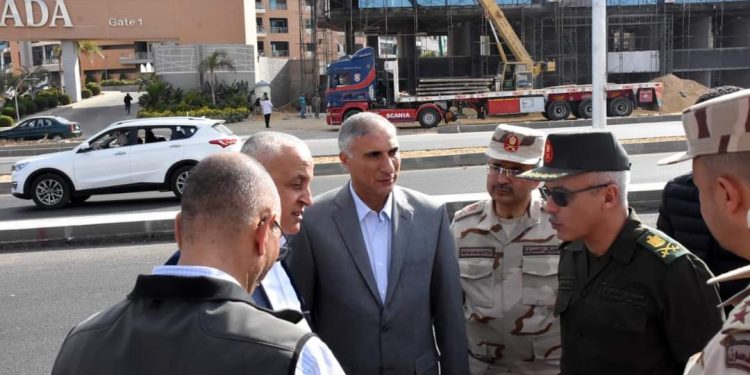 مسئولو الإسكان يتفقدون أعمال تطوير المحاور والطرق الرئيسية بمدينة القاهرة الجديدة