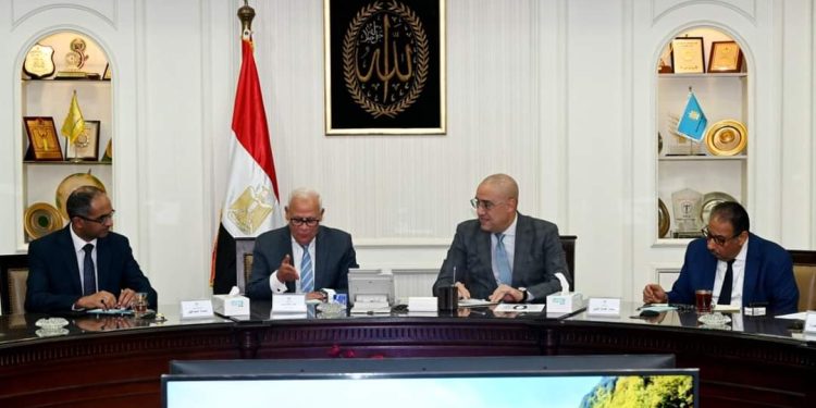 وزير الإسكان يتابغ موقف المشروعات المختلفة ببورسعيد