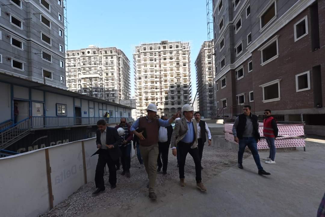 وزير الإسكان يتفقد سير العمل بمشروعات التجمع العمراني "صوارى" بالإسكندرية