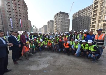 وزير الإسكان يتفقد سير العمل بمشروعات التجمع العمراني "صوارى" بالإسكندرية