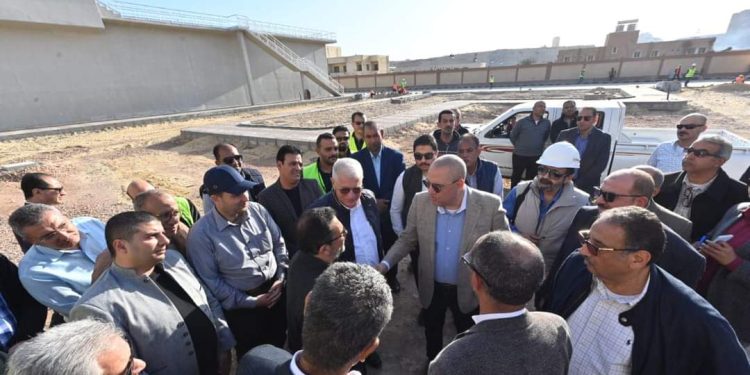 وزير الإسكان يتفقد محطات المعالجة والرفع بمشروع صرف صحى أبو تلات بالإسكندرية