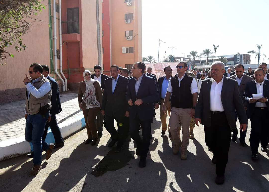 رئيس الوزراء يواصل متابعة مشروعات التطوير العمراني القائم بمحافظة السويس