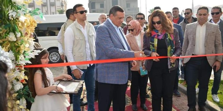 وزير التنمية المحلية ومحافظ دمياط يفتتحان المركز التجارى وموقف سيارات الأجرة برأس البر