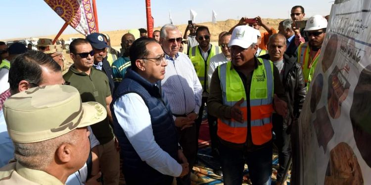 رئيس الوزراء يتفقد سير الأعمال بمشروع تنمية جنوب الوادى بتوشكى
