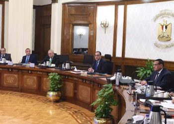 رئيس الوزراء يتابع المشروعات التنموية وتطوير المناطق العشوائية بمطروح والإسكندرية