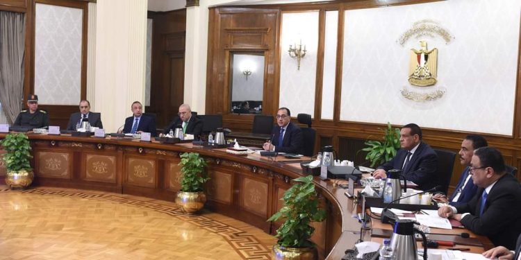 رئيس الوزراء يتابع المشروعات التنموية وتطوير المناطق العشوائية بمطروح والإسكندرية