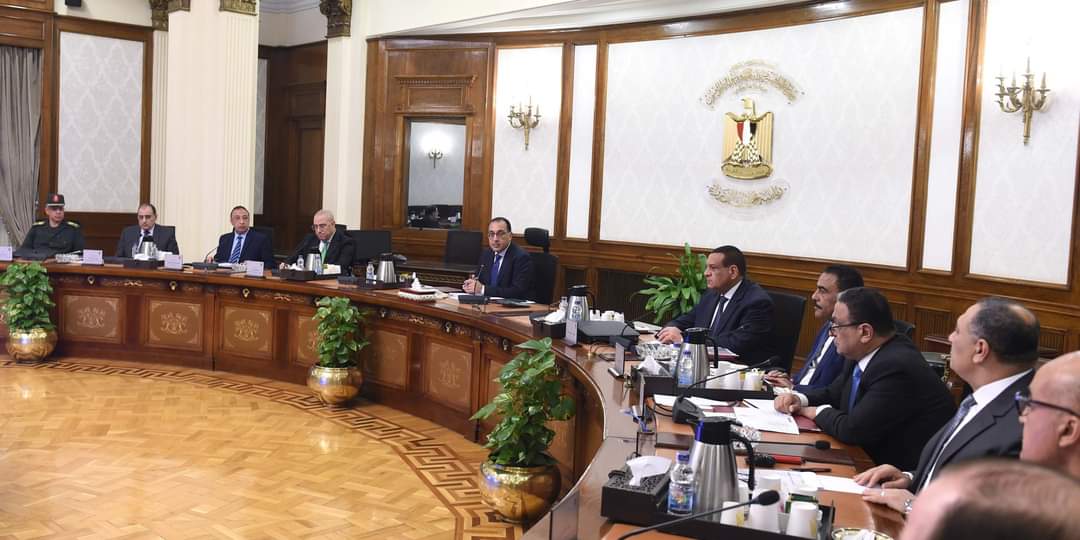 رئيس الوزراء يتابع المشروعات التنموية وتطوير المناطق العشوائية بمطروح والإسكندرية