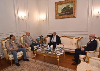 وزير الإسكان يبحث التعاون في إصدار التشريعات المنظمة للقطاع مع نظيره الفلسطينى