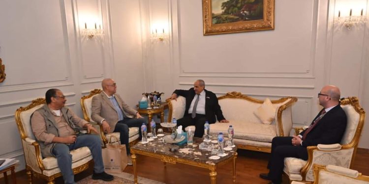 وزير الإسكان يبحث التعاون في إصدار التشريعات المنظمة للقطاع مع نظيره الفلسطينى