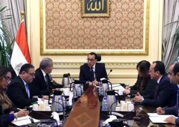 رئيس الوزراء يتابع مع وزير التموين موقف توافر السلع في الأسواق