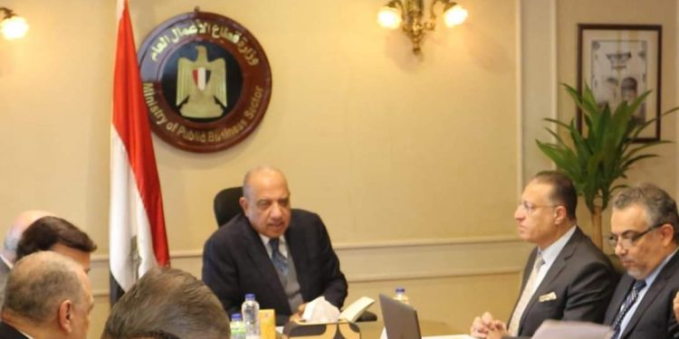 وزير قطاع الأعمال العام يجتمع بالرؤساء التنفيذيين للشركات القابضة لمتابعة مشروعات التطوير