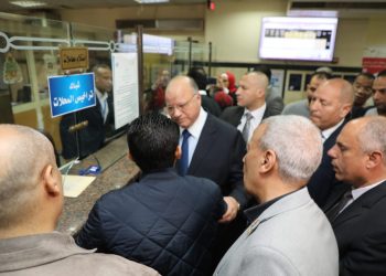 محافظ القاهرة يتفقد مركز إصدار تراخيص المحلات بحي النزهة