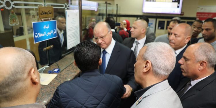 محافظ القاهرة يتفقد مركز إصدار تراخيص المحلات بحي النزهة