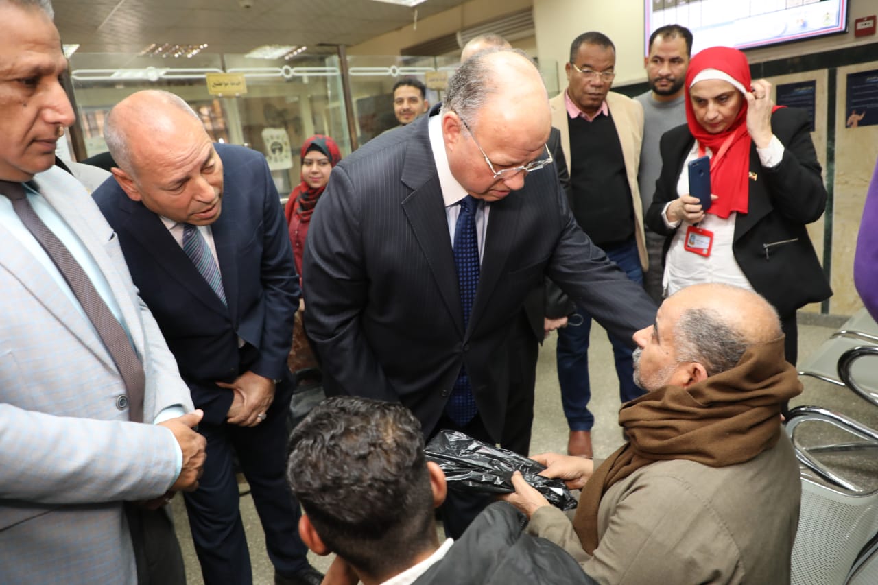 محافظ القاهرة يتفقد مركز إصدار تراخيص المحلات بحي النزهة