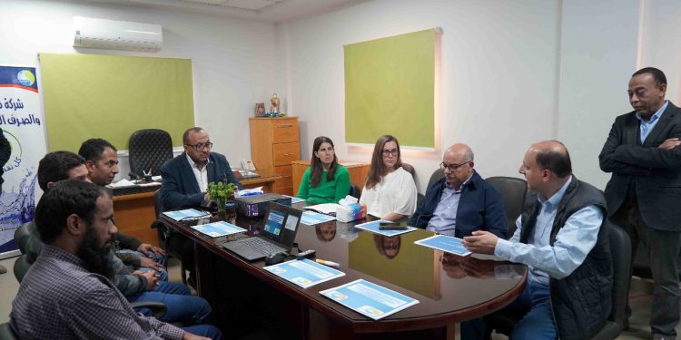 وفد الوكالة الأمريكية يتفقد مشروعات الصرف الصحي وورش الخدمات بسوهاج