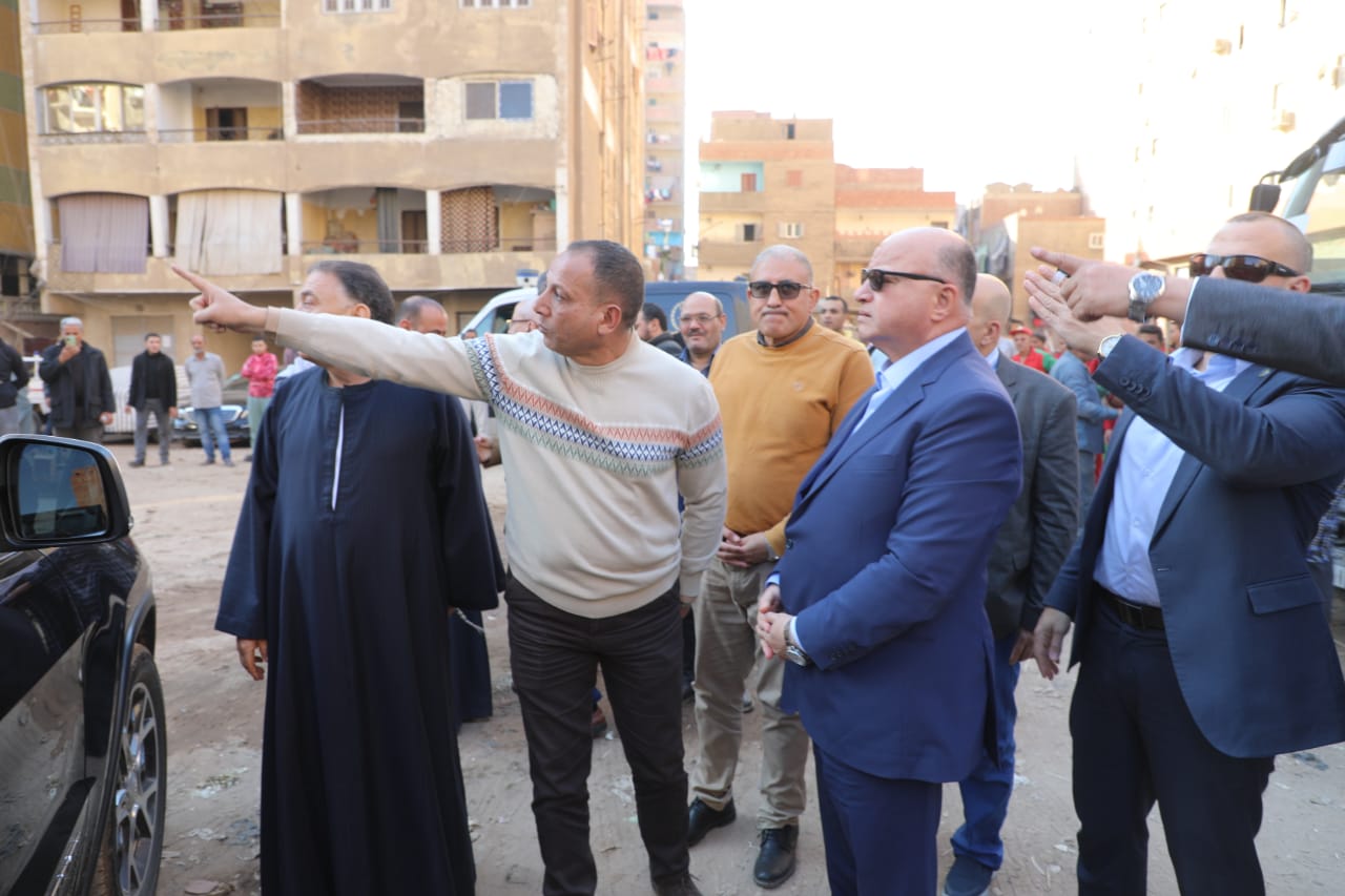 محافظ القاهرة يتفقد أعمال إزالة تراكمات مخلفات بناء بالبساتين