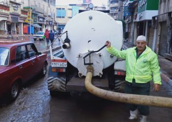 مياه البحيرة تتابع عمليات سحب تجمعات مياه الأمطار