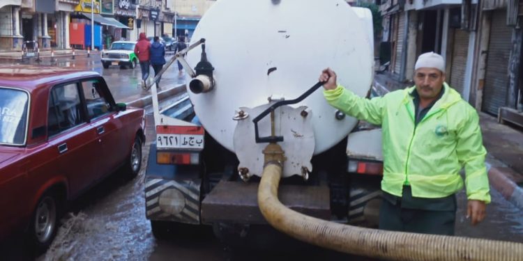 مياه البحيرة تتابع عمليات سحب تجمعات مياه الأمطار